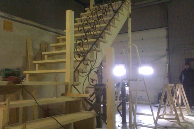 Производство деревянных лестниц Москва